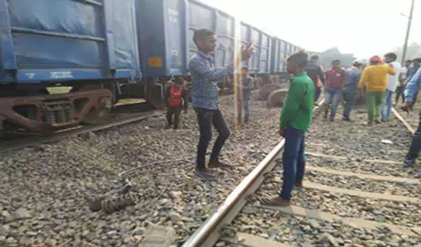 जौनपुर के पास मालगाड़ी की 21 बोगी पलटीं, वाराणसी-सुल्तानपुर रेल मार्ग ठप्प