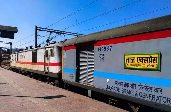 नई दिल्ली-झांसी ताज एक्सप्रेस में लगी आग, अफरा-तफरी मची