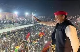 अखिलेश की गांधीगिरीरू पुष्पवर्षा कर सपा कार्यकर्ता करें पूर्वांचल एक्स्प्रेस वे का उद्घाटन