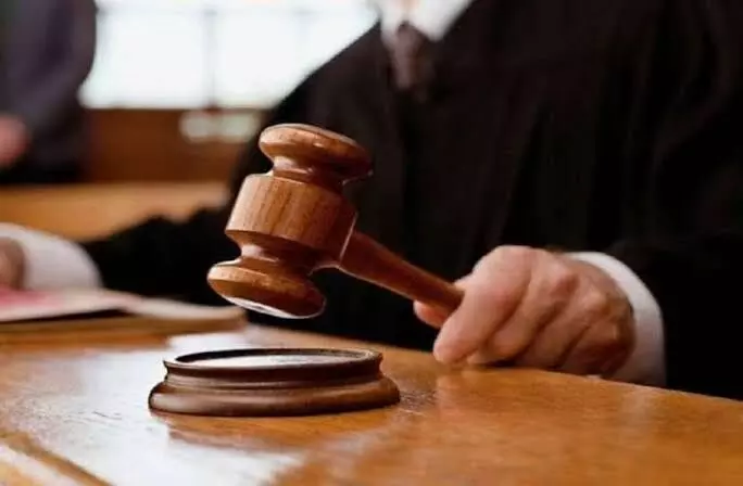 दहेज हत्या के आरोपी पति को आजीवन कारावास, पिता व माता को भी दंड के साथ लगाया जुर्माना। दहेज हत्या के आरोपी पति को आजीवन कारावास, पिता व माता को भी दंड के साथ लगाया जुर्माना।
