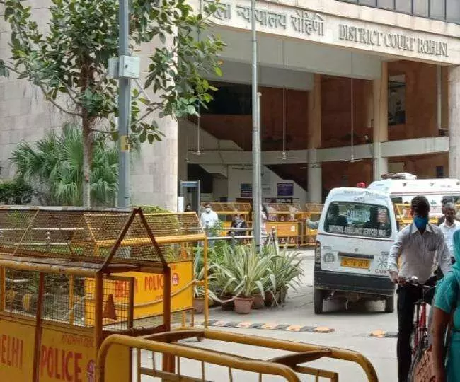 अभी-अभी- रोहिणी अदालत परिसर में संदिग्ध विस्फोट से मची अफरा-तफरी अभी-अभी- रोहिणी अदालत परिसर में संदिग्ध विस्फोट से मची अफरा-तफरी
