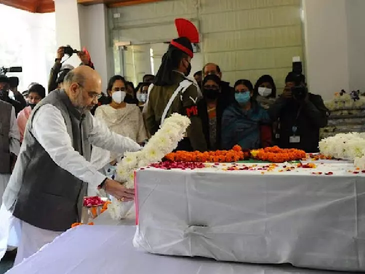 आखिरी बार घर पहुंचे जनरल रावत, गृह मंत्री अमित शाह ने दी श्रद्धांजलि: