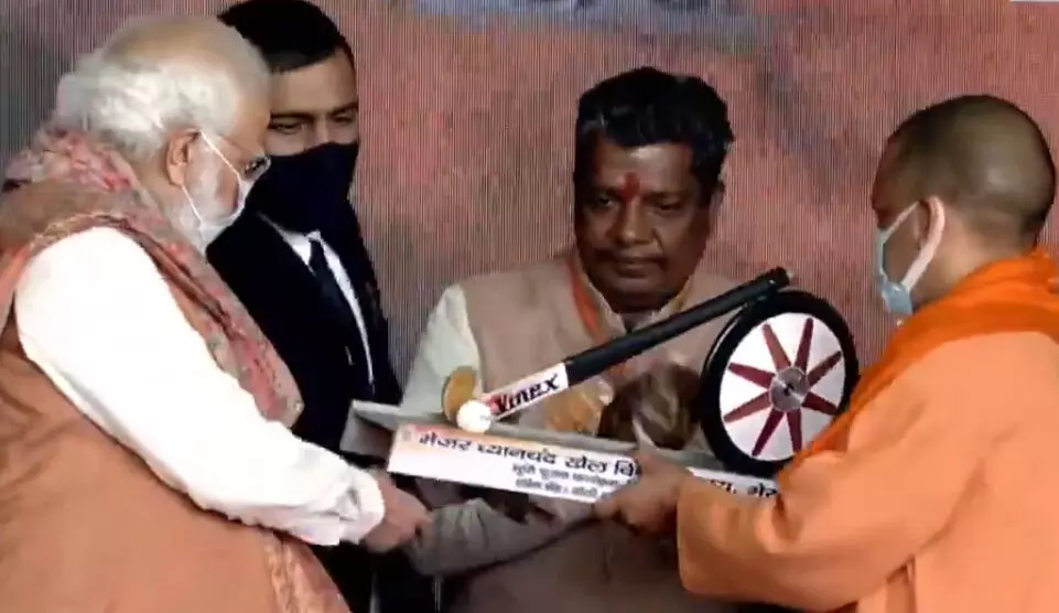 विधायक प्रमोद उटवाल को जब पीएम-सीएम ने दिया प्रतीक चिन्ह विधायक प्रमोद उटवाल को जब पीएम-सीएम ने दिया प्रतीक चिन्ह