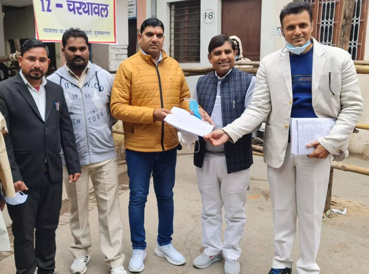 नरेंद्र कश्यप ने चरथावल के लिए नामांकन पत्र खरीदा