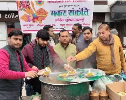 मकर संक्रांति पर खिचड़ी प्रसाद वितरित किया मकर संक्रांति पर खिचड़ी प्रसाद वितरित किया