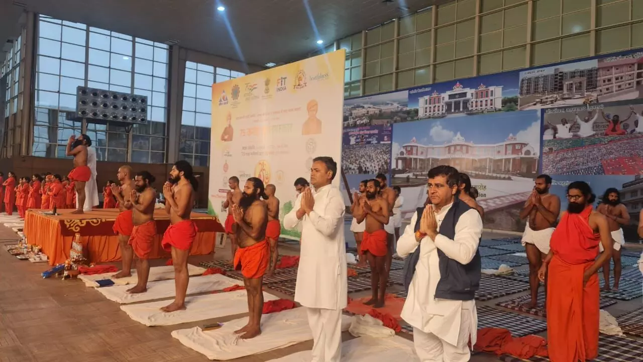 पतंजलि में मकर संक्रांति पर सूर्य नमस्कार पतंजलि में मकर संक्रांति पर सूर्य नमस्कार