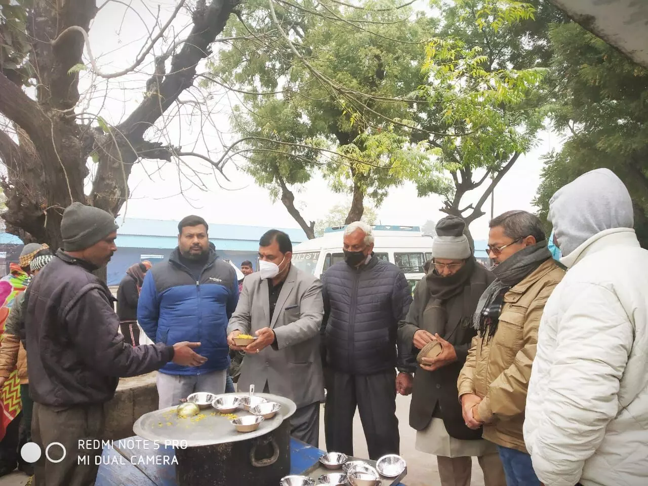 नवीनमंडी में खिचड़ी प्रसाद वितरित किया नवीनमंडी में खिचड़ी प्रसाद वितरित किया