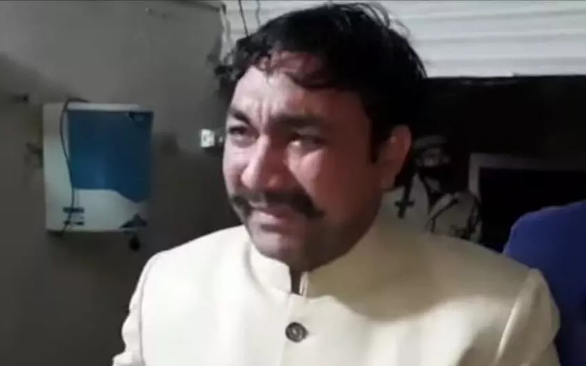 थाने में रोते बसपा नेता का वीडियो वायरल थाने में रोते बसपा नेता का वीडियो वायरल