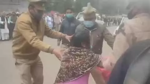 महिला ने अखिलेश यादव की कार के सामने आत्मदाह का प्रयास किया महिला ने अखिलेश यादव की कार के सामने आत्मदाह का प्रयास किया