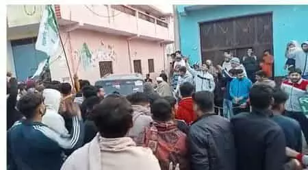 रालोद समर्थकों ने भाजपा प्रत्याशी की गाड़ी पर किया पथराव, आग लगाने की कोशिश रालोद समर्थकों ने भाजपा प्रत्याशी की गाड़ी पर किया पथराव, आग लगाने की कोशिश