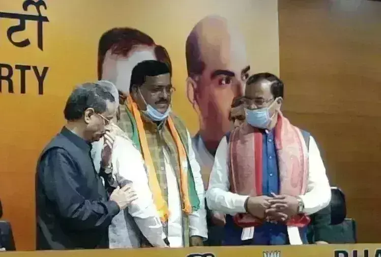 समाजवादी पार्टी के दो विधायक भाजपा व बसपा में पहुंचे समाजवादी पार्टी के दो विधायक भाजपा व बसपा में पहुंचे