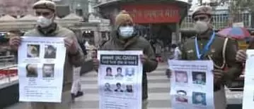 दिल्ली में आतंकी धमकी के बीच संदिग्धों के पोस्टर जारी दिल्ली में आतंकी धमकी के बीच संदिग्धों के पोस्टर जारी
