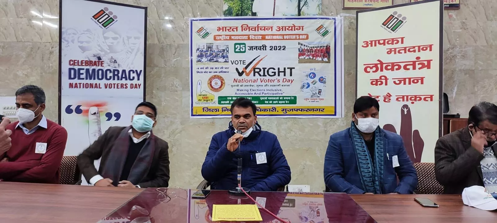 चुनाव में गड़बड़ी की शिकायतों के लिए प्रेक्षकों के नंबर जारी चुनाव में गड़बड़ी की शिकायतों के लिए प्रेक्षकों के नंबर जारी