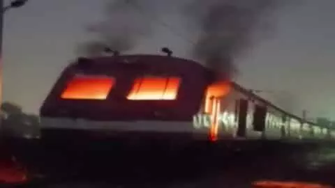 उग्र छात्रों ने ट्रेन में लगाई आग, ट्रैक किया जाम उग्र छात्रों ने ट्रेन में लगाई आग, ट्रैक किया जाम