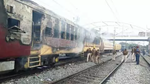 रेलवे कोच फूंका, श्रमजीवी एक्सप्रेस पर पथराव रेलवे कोच फूंका, श्रमजीवी एक्सप्रेस पर पथराव