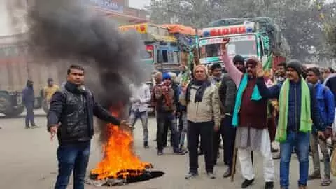 रेलवे भर्ती मामले में सियासी तड़का, कई जगह बवाल रेलवे भर्ती मामले में सियासी तड़का, कई जगह बवाल