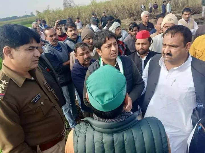 गन्ने के खेत में आग से बुजुर्ग की मौत, चंदन भी पहुंचे