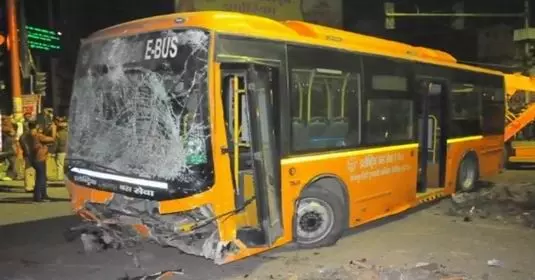फर्राटा बस के साथ दौड़ी मौत, 6 की गई जान फर्राटा बस के साथ दौड़ी मौत, 6 की गई जान