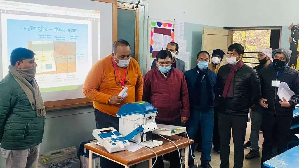पीठासीन एवं मतदान अधिकारियों को दिया गया प्रशिक्षण पीठासीन एवं मतदान अधिकारियों को दिया गया प्रशिक्षण