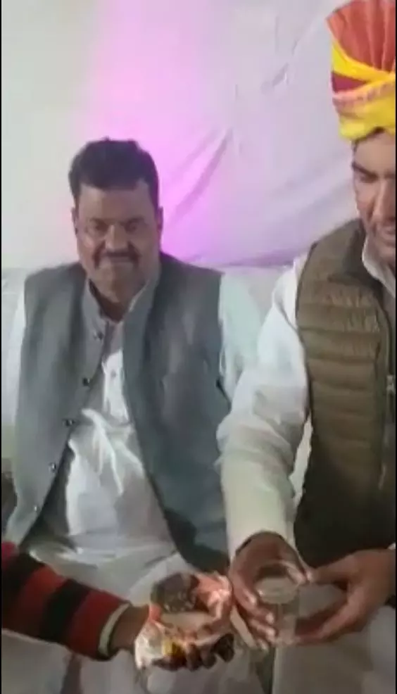 राकेश शर्मा ने ब्राह्मण समाज के लोगों से राजपाल सैनी के समर्थन में डलवाया लोटा नमक राकेश शर्मा ने ब्राह्मण समाज के लोगों से राजपाल सैनी के समर्थन में डलवाया लोटा नमक