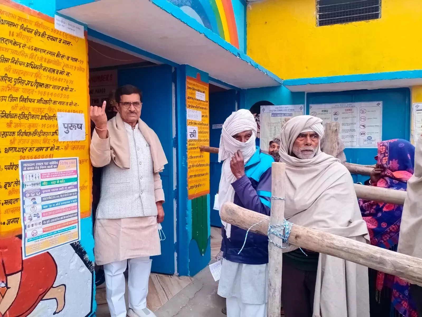 जिले में वोटिंग के लिए उमड़ा उत्साह, कुछ जगह ईवीएम खराब जिले में वोटिंग के लिए उमड़ा उत्साह, कुछ जगह ईवीएम खराब