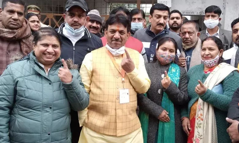 धूप खिलते ही उमड़ा जोश, कपिल, सौरभ, राकेश टिकैत व अंजू अग्रवाल ने डाला वोट धूप खिलते ही उमड़ा जोश, कपिल, सौरभ, राकेश टिकैत व अंजू अग्रवाल ने डाला वोट