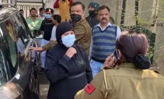 बुर्काधारी महिला ने कैब चालक को चाकू घोंपा बुर्काधारी महिला ने कैब चालक को चाकू घोंपा