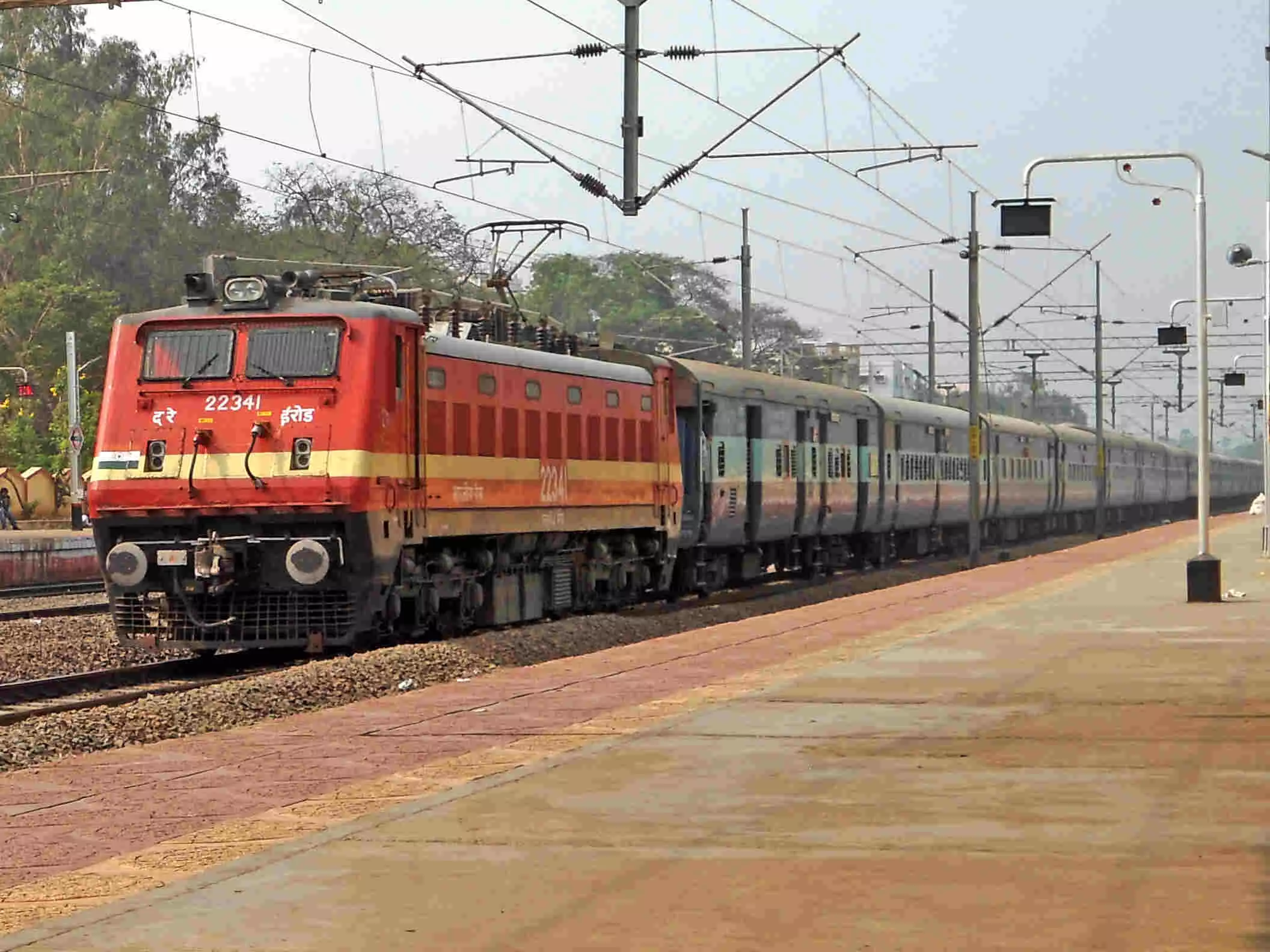 सेल्फी के चक्कर में चार दोस्तों की ट्रेन से कटकर मौत सेल्फी के चक्कर में चार दोस्तों की ट्रेन से कटकर मौत