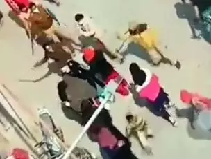 गाजियाबाद में हिजाब प्रदर्शन कारी महिलाओं पर लाठीचार्ज का वीडियो वायरल गाजियाबाद में हिजाब प्रदर्शन कारी महिलाओं पर लाठीचार्ज का वीडियो वायरल