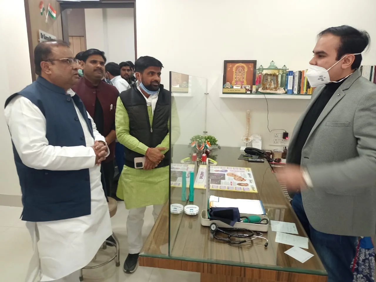 हादसे में घायल बच्चों को देखने पहुंचे सौरभ स्वरूप हादसे में घायल बच्चों को देखने पहुंचे सौरभ स्वरूप