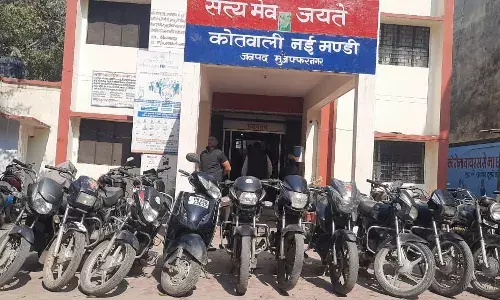 चोरी के एक दर्जन वाहनों व शस्त्रों समेत 5 दबोचे चोरी के एक दर्जन वाहनों व शस्त्रों समेत 5 दबोचे