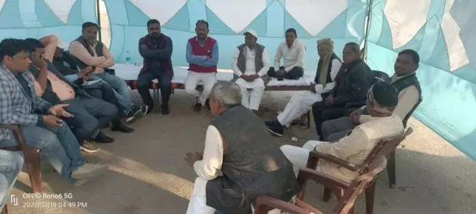 बसपा नेता भी ईवीएम के पहरे पर पहुंचे बसपा नेता भी ईवीएम के पहरे पर पहुंचे