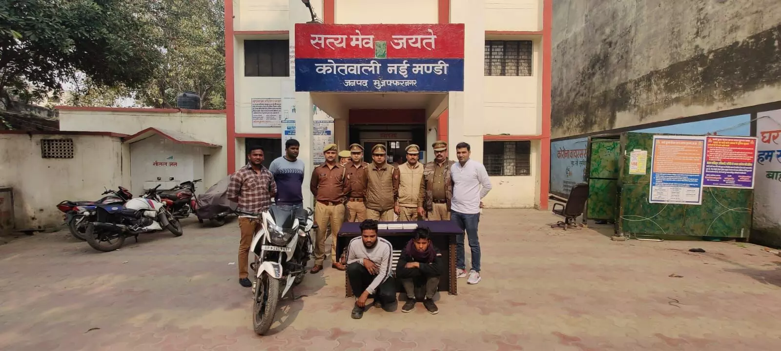 मोबाइल फोन झपटने वाला गिरोह पकड़ा मोबाइल फोन झपटने वाला गिरोह पकड़ा