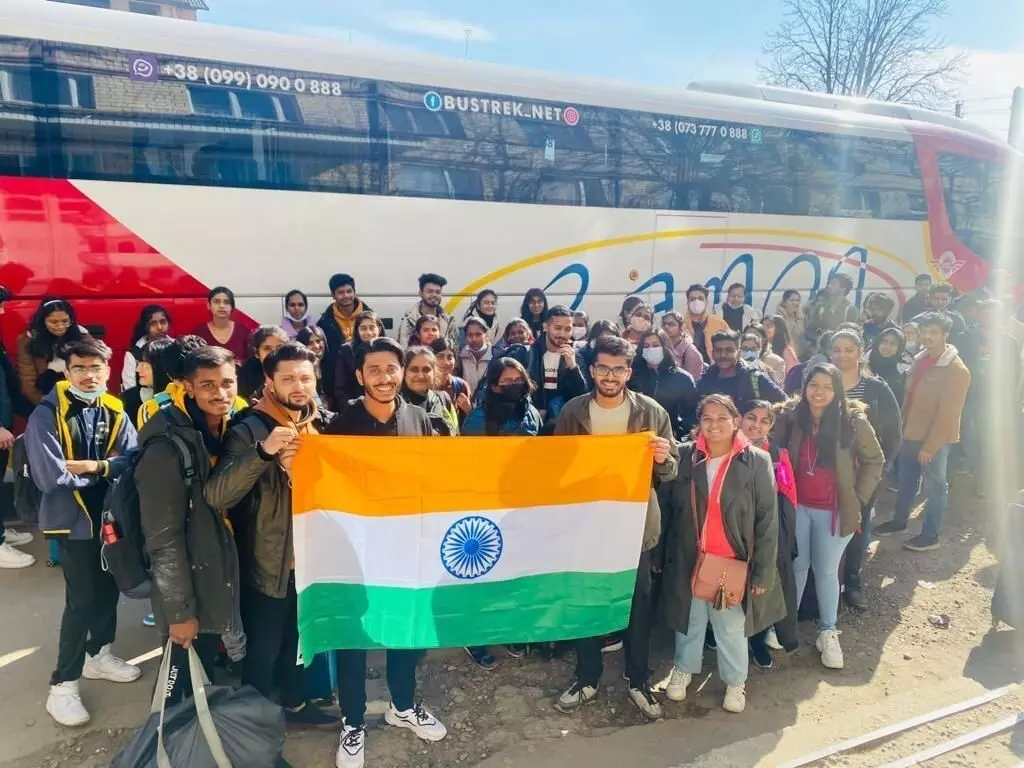 यूक्रेन में फंसे भारतीयों को वापस लाने के लिए फिर प्रयास शुरू यूक्रेन में फंसे भारतीयों को वापस लाने के लिए फिर प्रयास शुरू