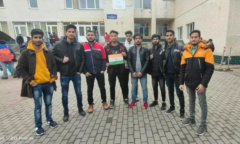 यूक्रेन संकट-तिरंगा दे रहा मुजफ्फरनगर के युवकों को हौसला यूक्रेन संकट-तिरंगा दे रहा मुजफ्फरनगर के युवकों को हौसला
