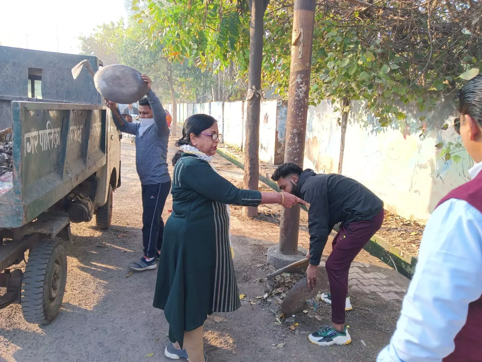 पालिकाध्यक्ष अंजू अग्रवाल ने शुरू कराया सफाई अभियान