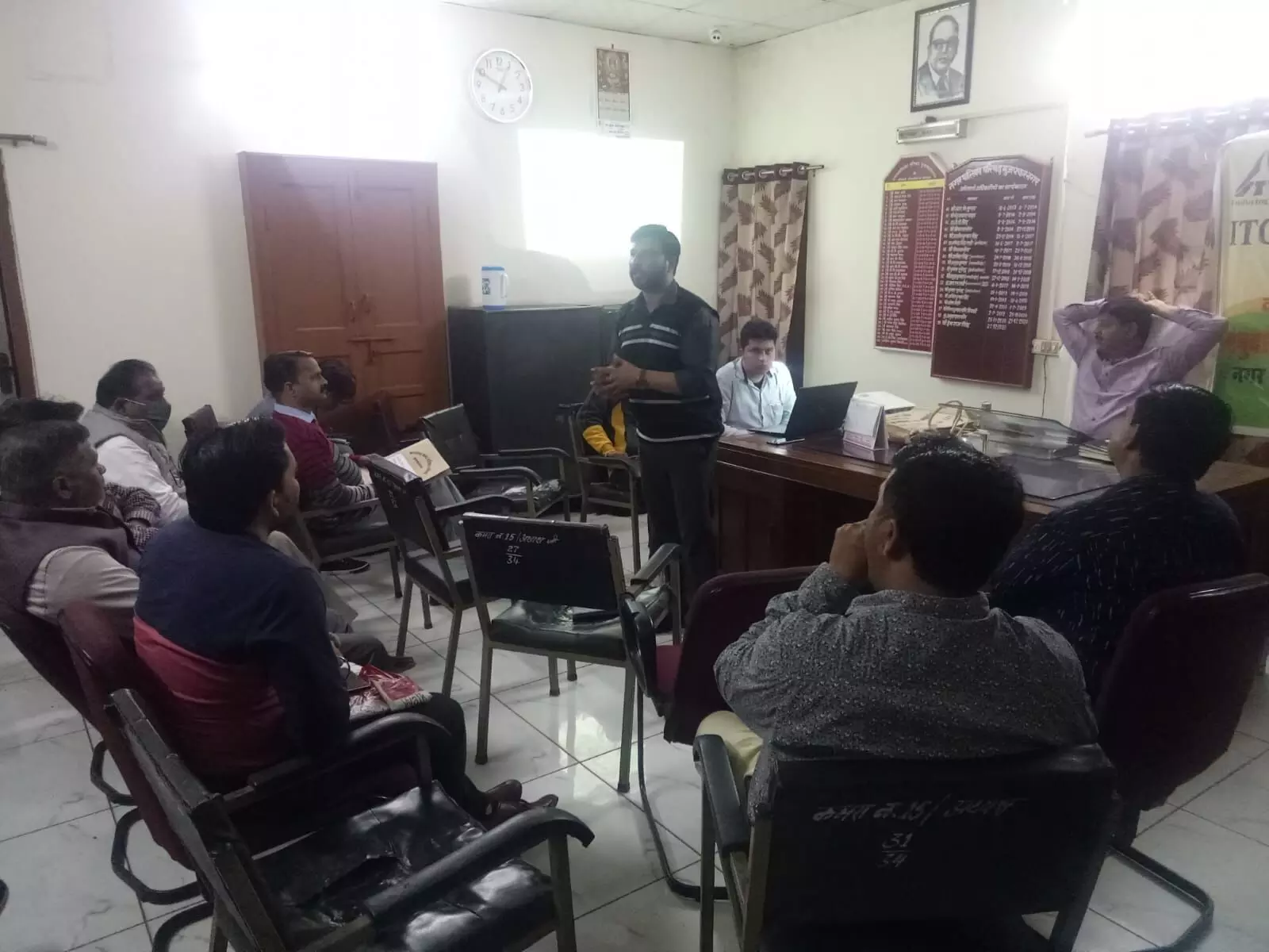 ईओ के बुलावे पर पालिका में सफाई कर्मियों का हंगामा ईओ के बुलावे पर पालिका में सफाई कर्मियों का हंगामा