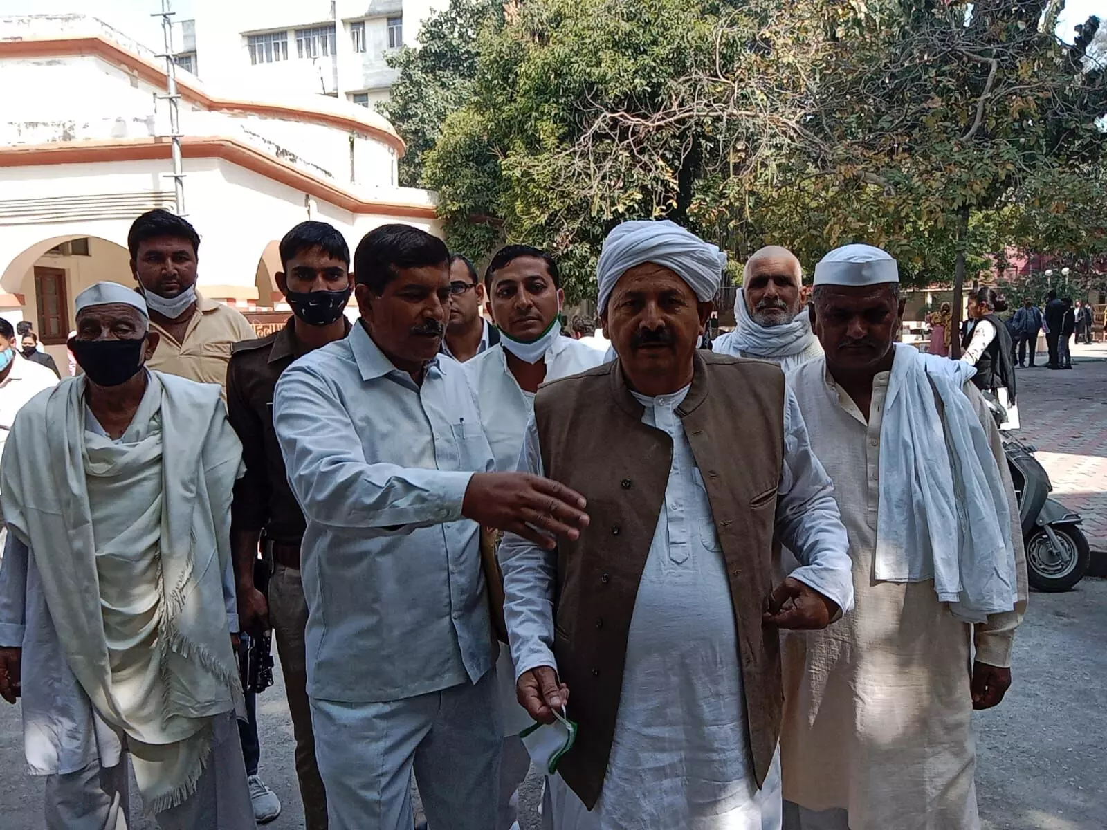 हत्या के मामले में एडीजे कोर्ट में पेश हुए भाकियू अध्यक्ष चौ नरेश टिकैत हत्या के मामले में एडीजे कोर्ट में पेश हुए भाकियू अध्यक्ष चौ नरेश टिकैत