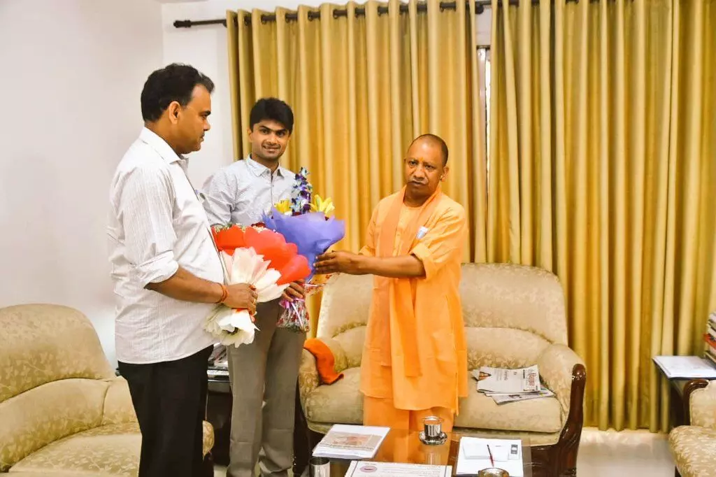 डीएम चंद्रभूषण सिंह ने सीएम योगी को दी जीत की बधाई