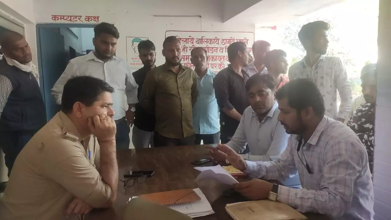 बुढाना मे बकाया भुगतान लेने गए विद्युत कर्मचारीयो के साथ दंबगो ने की मारपीट