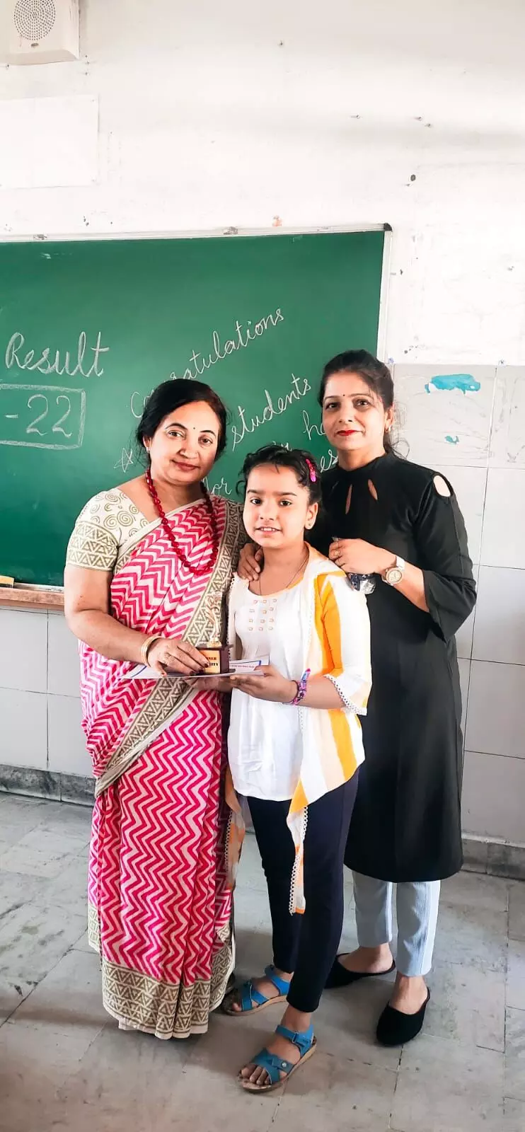 नीलांशी त्यागी ने कक्षा 2 में किया प्रथम स्थान प्राप्त नीलांशी त्यागी ने कक्षा 2 में किया प्रथम स्थान प्राप्त