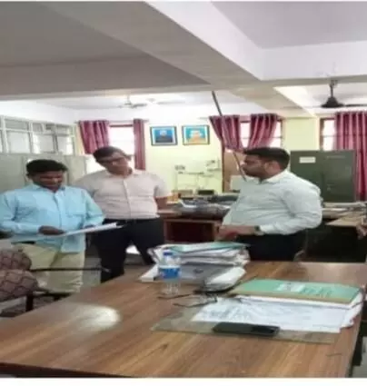 सीडीओ के निरीक्षण में गायब मिले कर्मचारी सीडीओ के निरीक्षण में गायब मिले कर्मचारी