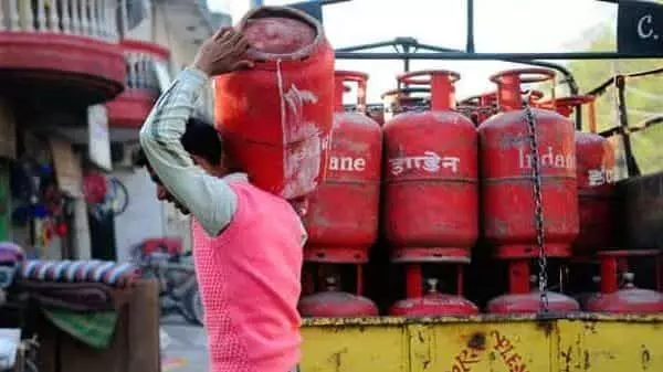 एलपीजी सिलेंडर के दामों में ढाई सौ रुपये का इजाफा एलपीजी सिलेंडर के दामों में ढाई सौ रुपये का इजाफा