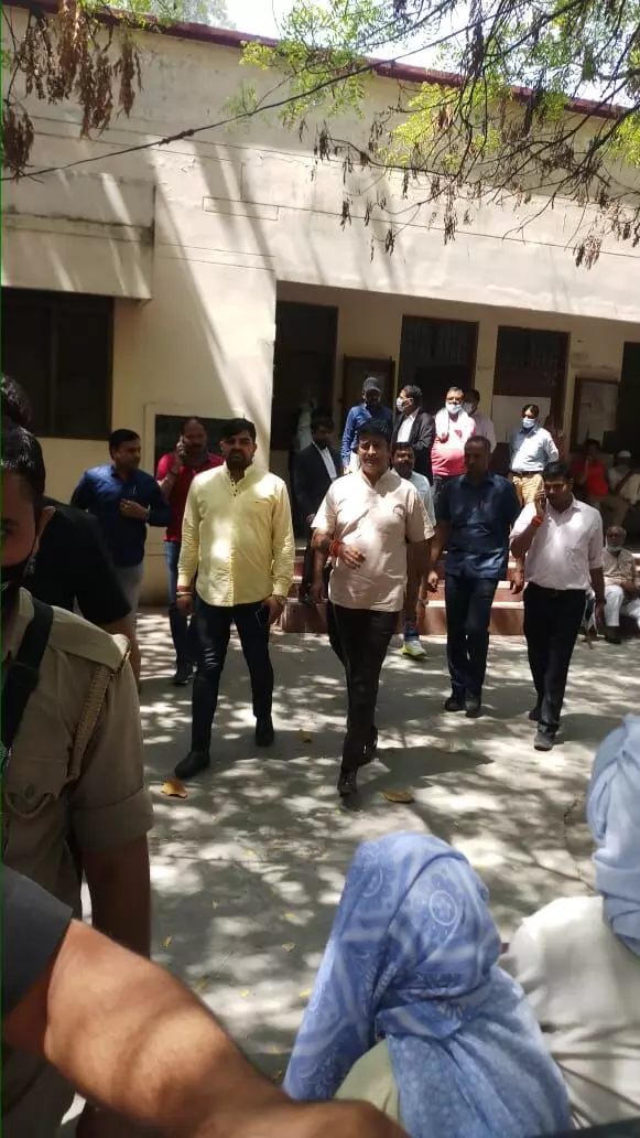 संगीत सोम कोर्ट में पेश, गैरजमानती वारंट हुए थे जारी संगीत सोम कोर्ट में पेश, गैरजमानती वारंट हुए थे जारी