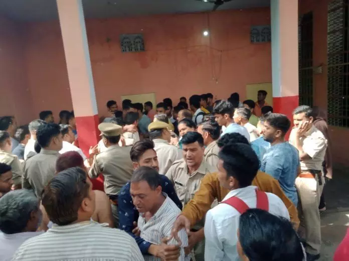 मंदिर में रखी देव प्रतिमा खंडित, जाम-हंगामा मंदिर में रखी देव प्रतिमा खंडित, जाम-हंगामा
