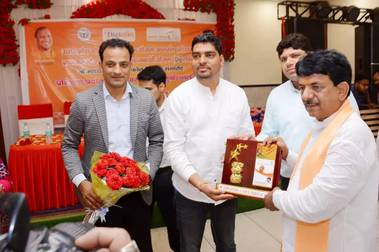 कपिल देव अग्रवाल ने बांटे स्मार्टफ़ोन कपिल देव अग्रवाल ने बांटे स्मार्टफ़ोन