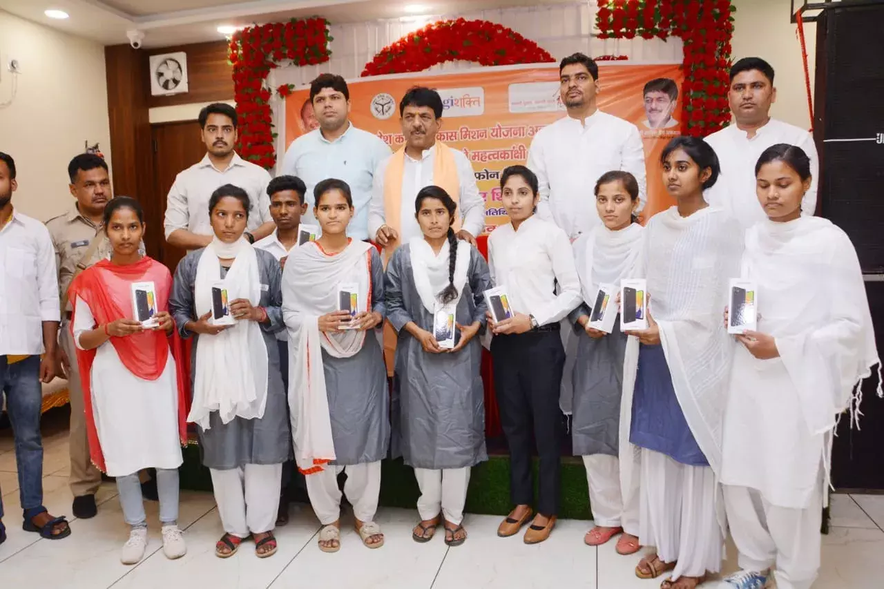 कपिल देव अग्रवाल ने बांटे स्मार्टफ़ोन कपिल देव अग्रवाल ने बांटे स्मार्टफ़ोन