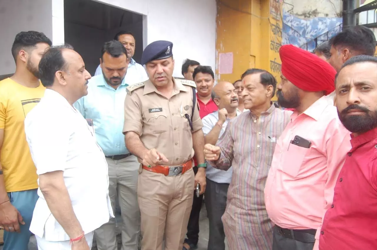 जिलाधिकारी के प्रोजेक्ट को लेकर व्यापारियों संग अफसरों ने किया मंथन जिलाधिकारी के प्रोजेक्ट को लेकर व्यापारियों संग अफसरों ने किया मंथन
