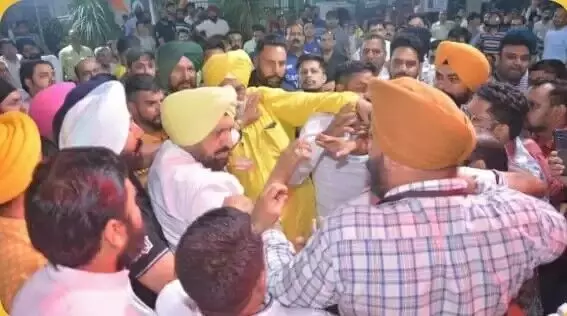 बैसाखी प्रोग्राम में पंजाबी समाज के अध्यक्ष पर हमला बैसाखी प्रोग्राम में पंजाबी समाज के अध्यक्ष पर हमला