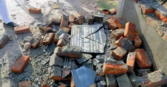 डॉ संजीव बालियान ने किया उद्घाटन, शरारती तत्वों ने तोड़ा शिलापट्ट डॉ संजीव बालियान ने किया उद्घाटन, शरारती तत्वों ने तोड़ा शिलापट्ट